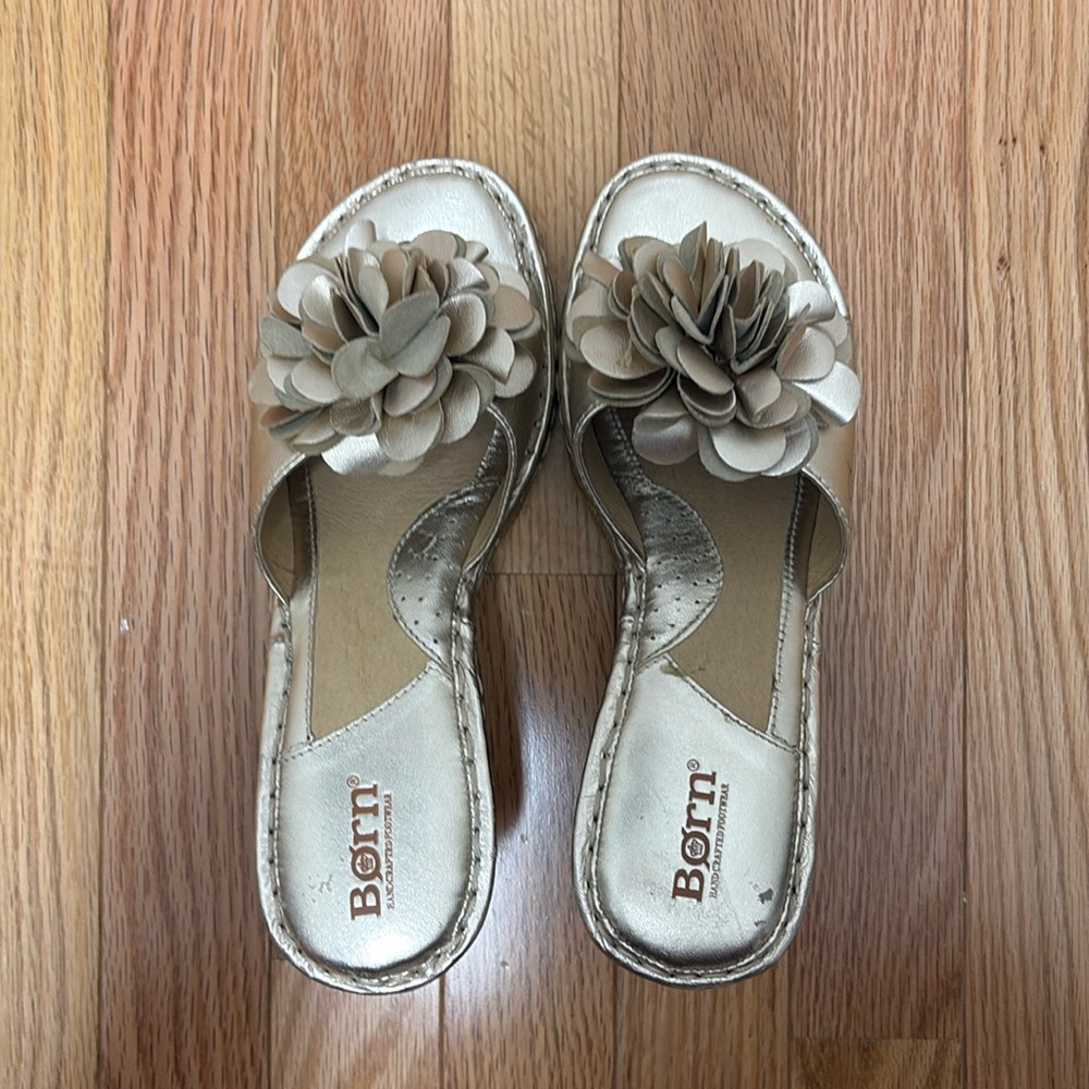 Born Metallic Gold Flower Wedge Sandal - size 8